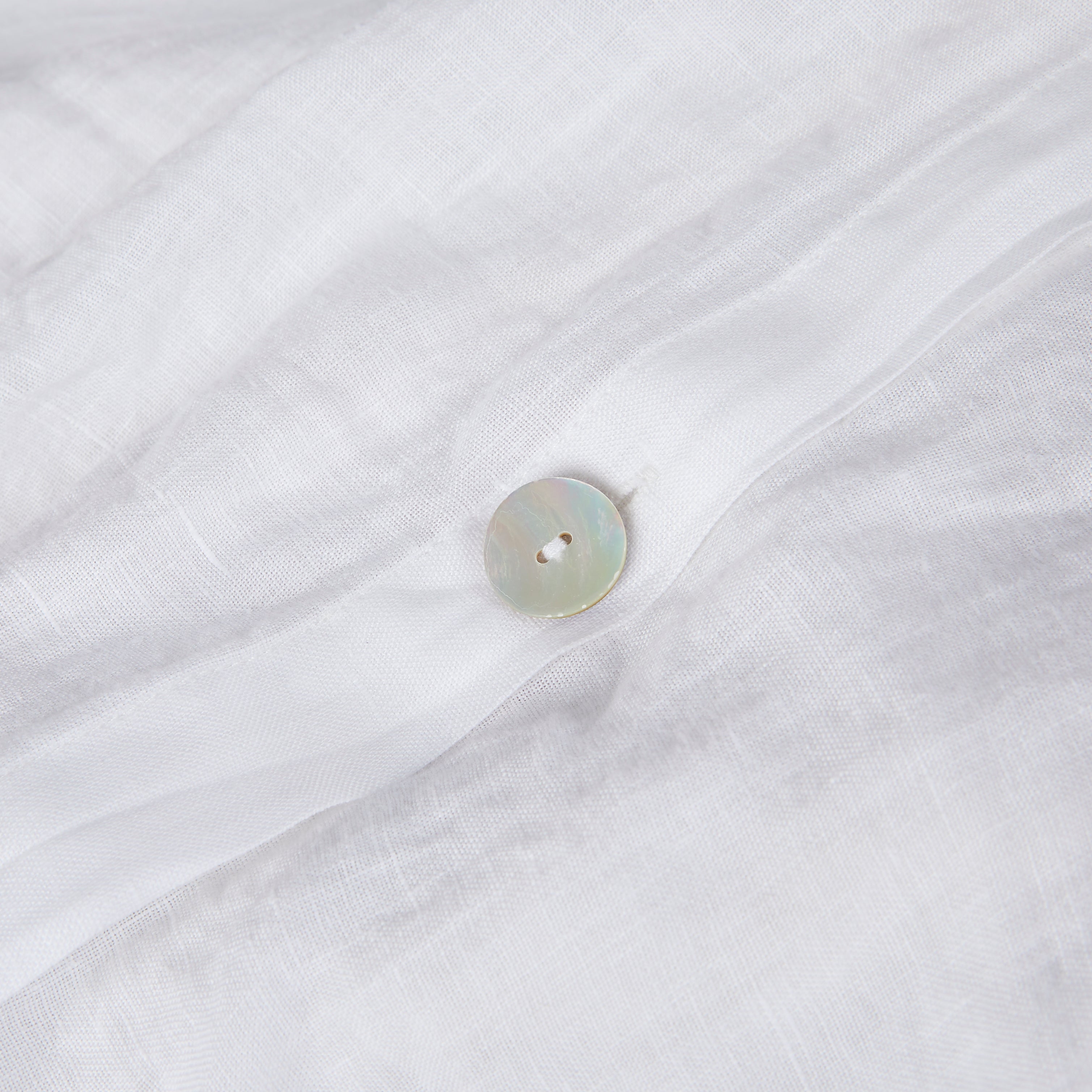 Detail ByNative linen bedding mother of pearl button