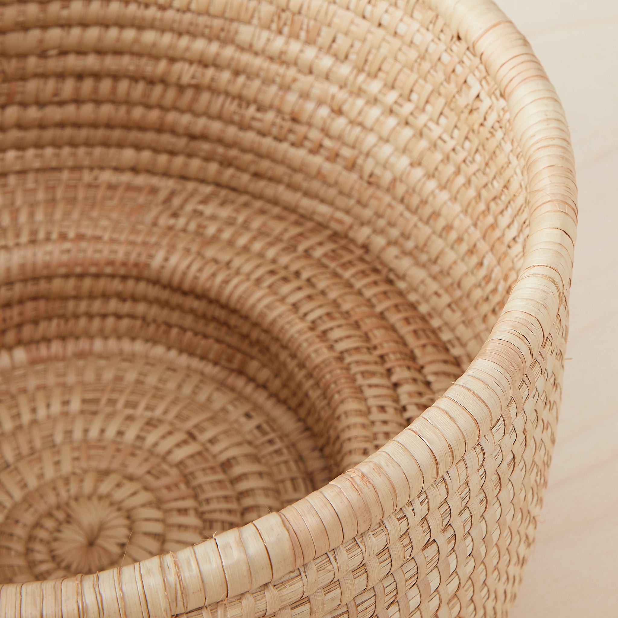 The Dengu basket in size Small is perfect as a table basket, on the shelf, in the bathroom or in the kitchen. Detail view. 