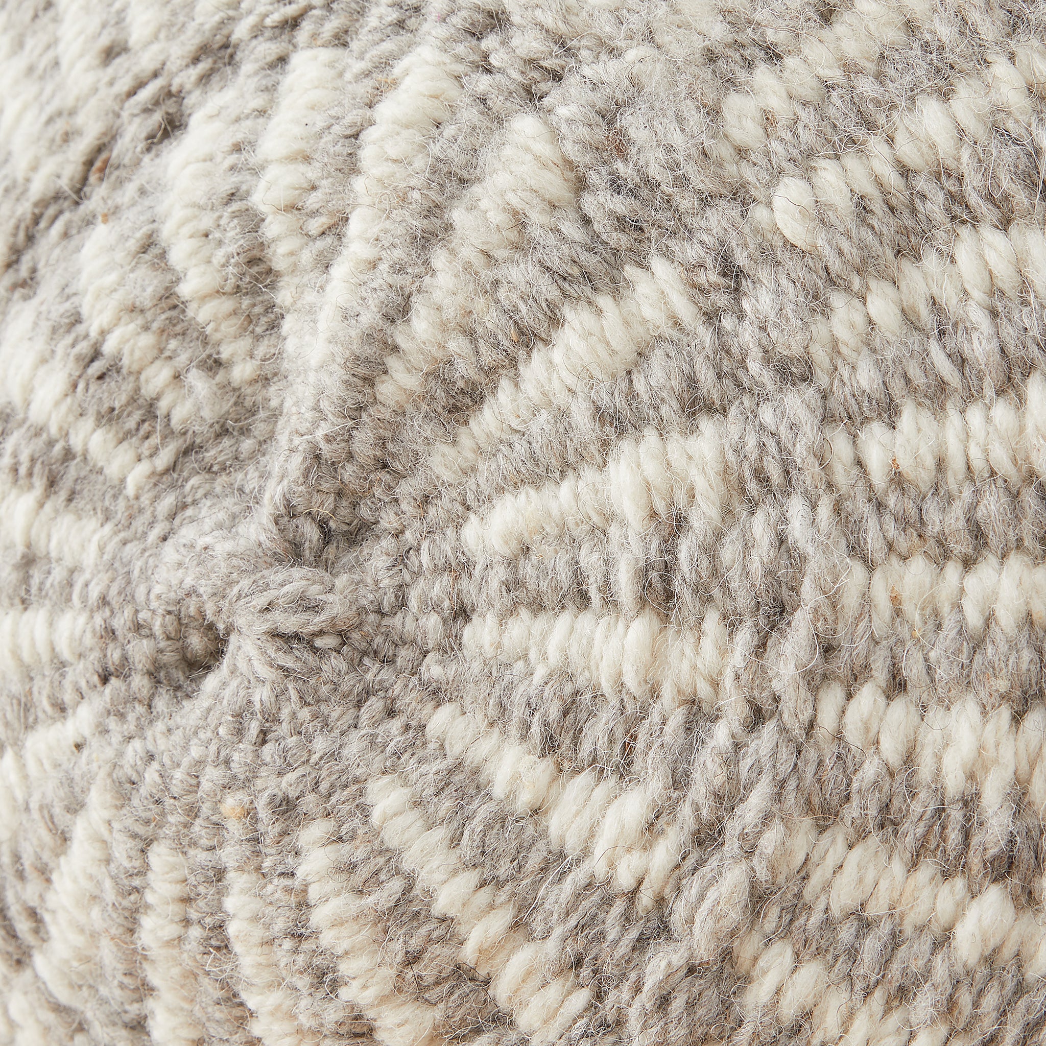 Deatil view: A great eye-catcher on your sofa or in your favourite armchair. Individual, lovingly hand-woven cushion made from 100% Argentinian sheep's wool with a traditional pattern. Sustainably and fairly produced. Colour: Natural white / grey Size: Diameter 50 cm