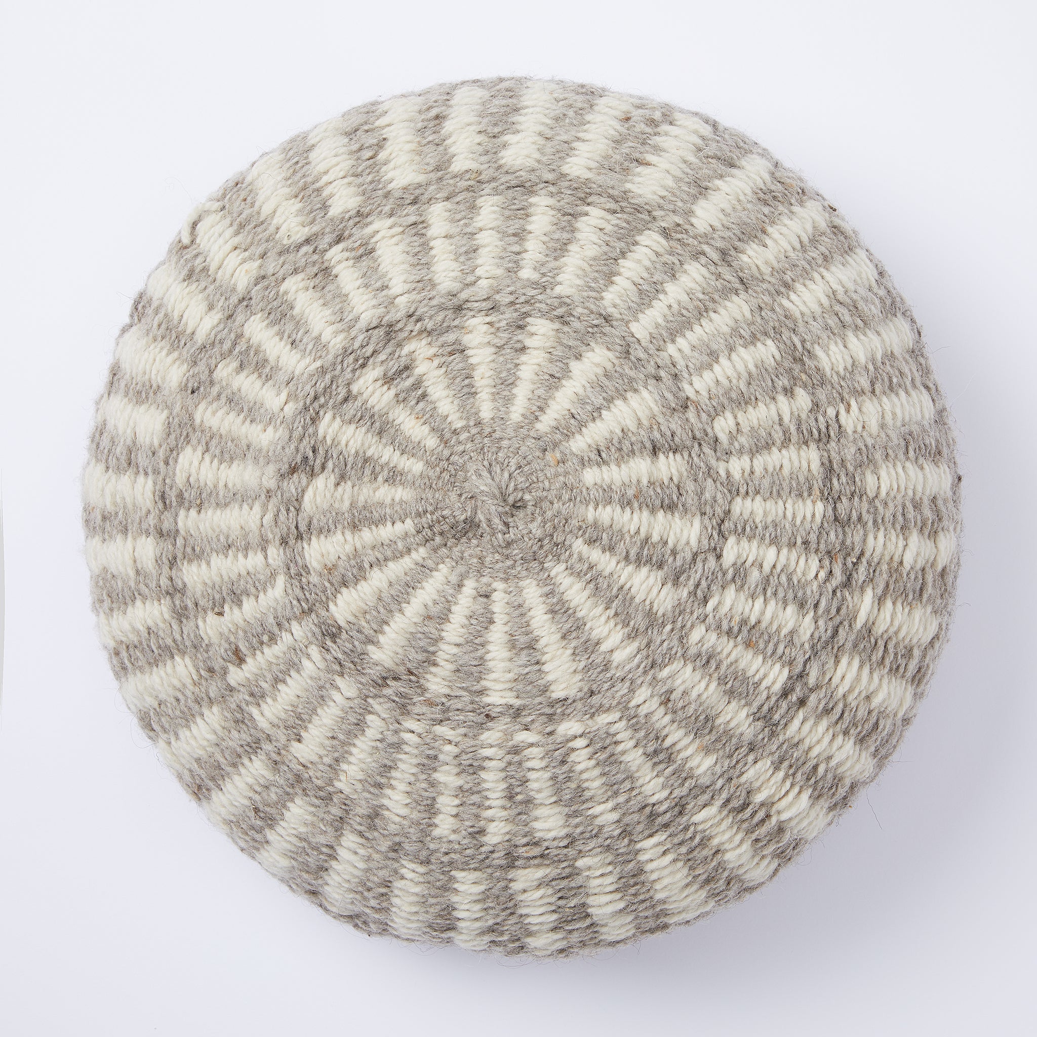 A great eye-catcher on your sofa or in your favourite armchair. Individual, lovingly hand-woven cushion made from 100% Argentinian sheep's wool with a traditional pattern. Sustainably and fairly produced. Colour: Natural white / grey Size: Diameter 50 cm