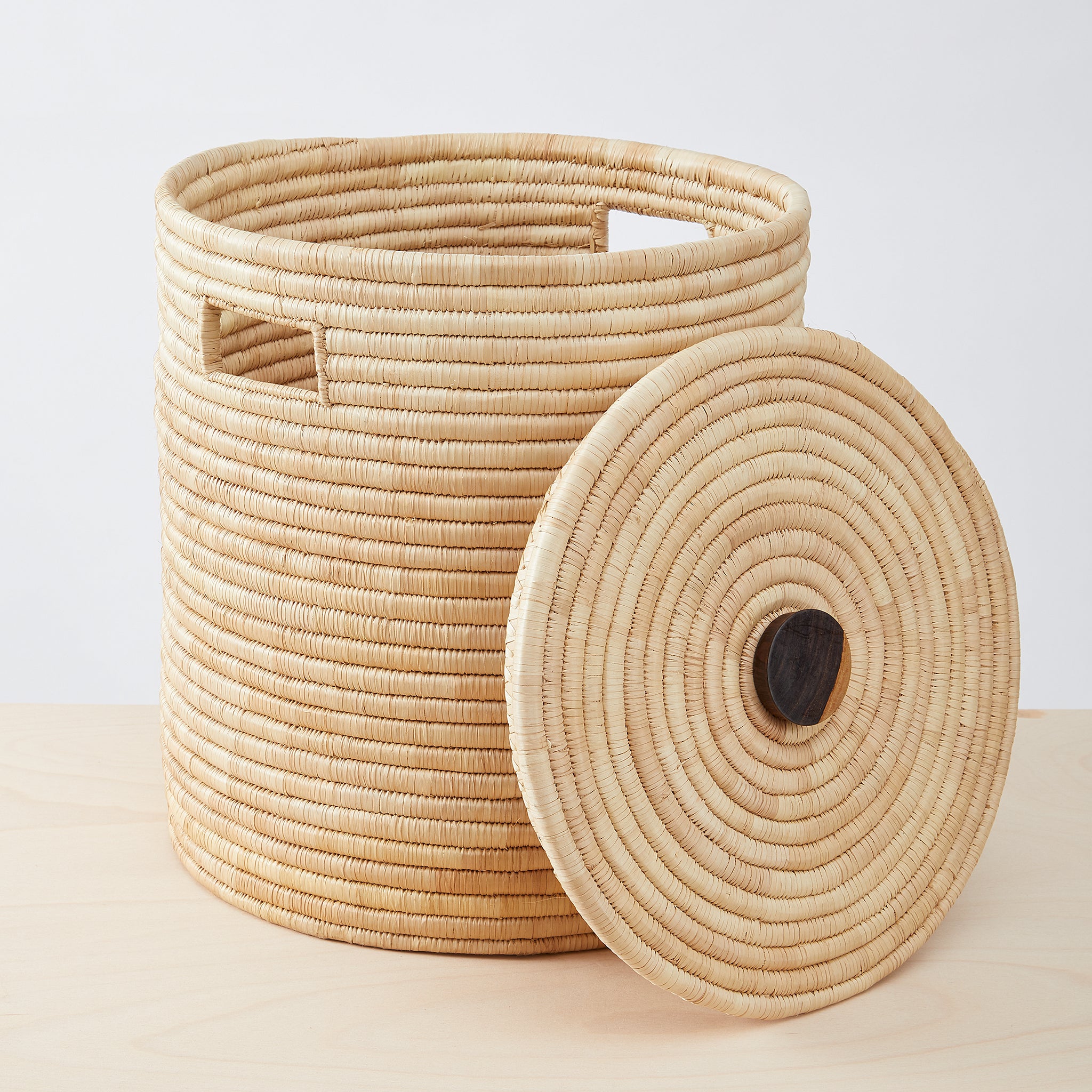 Laundry basket with lid and mahogany handle. Carefully and sustainably woven by hand in Malawi.