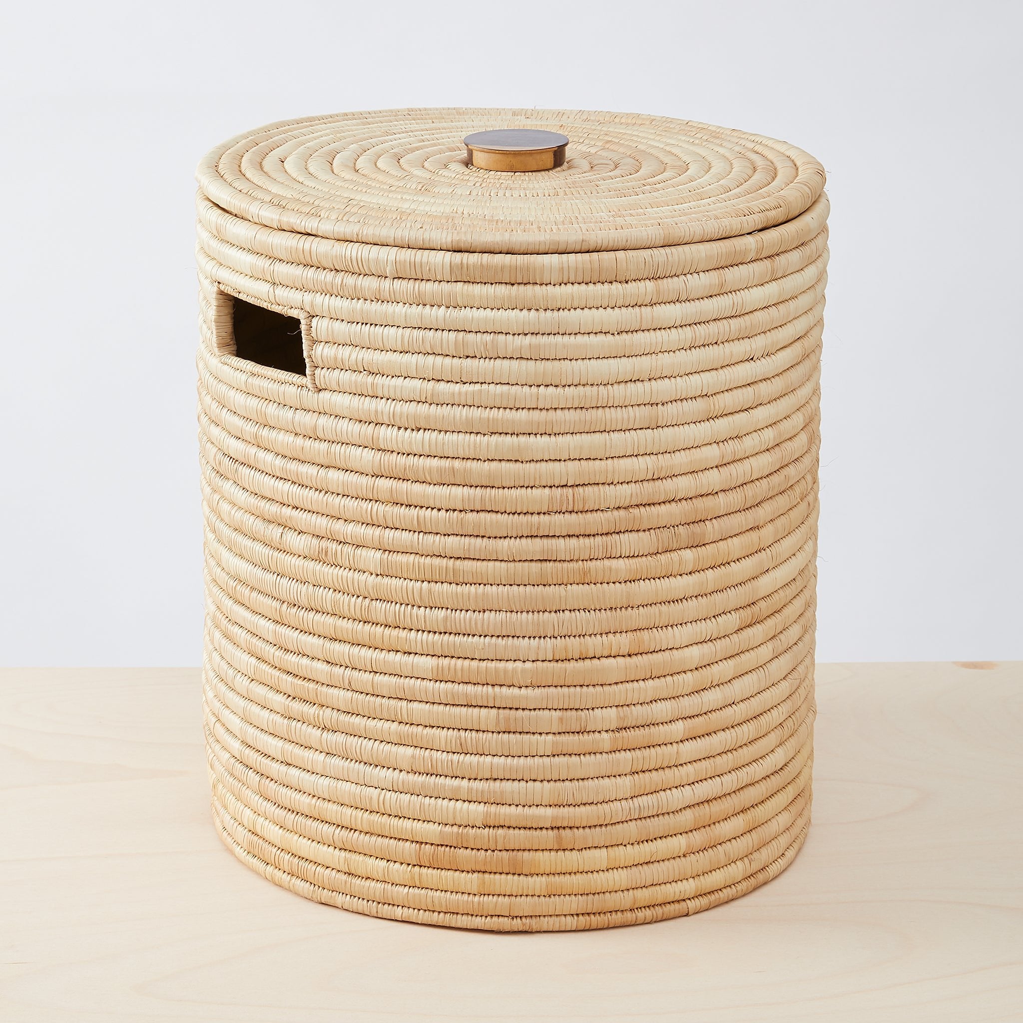 Laundry basket medium with lid and mahogany handle. Carefully and sustainably woven by hand in Malawi. By Native