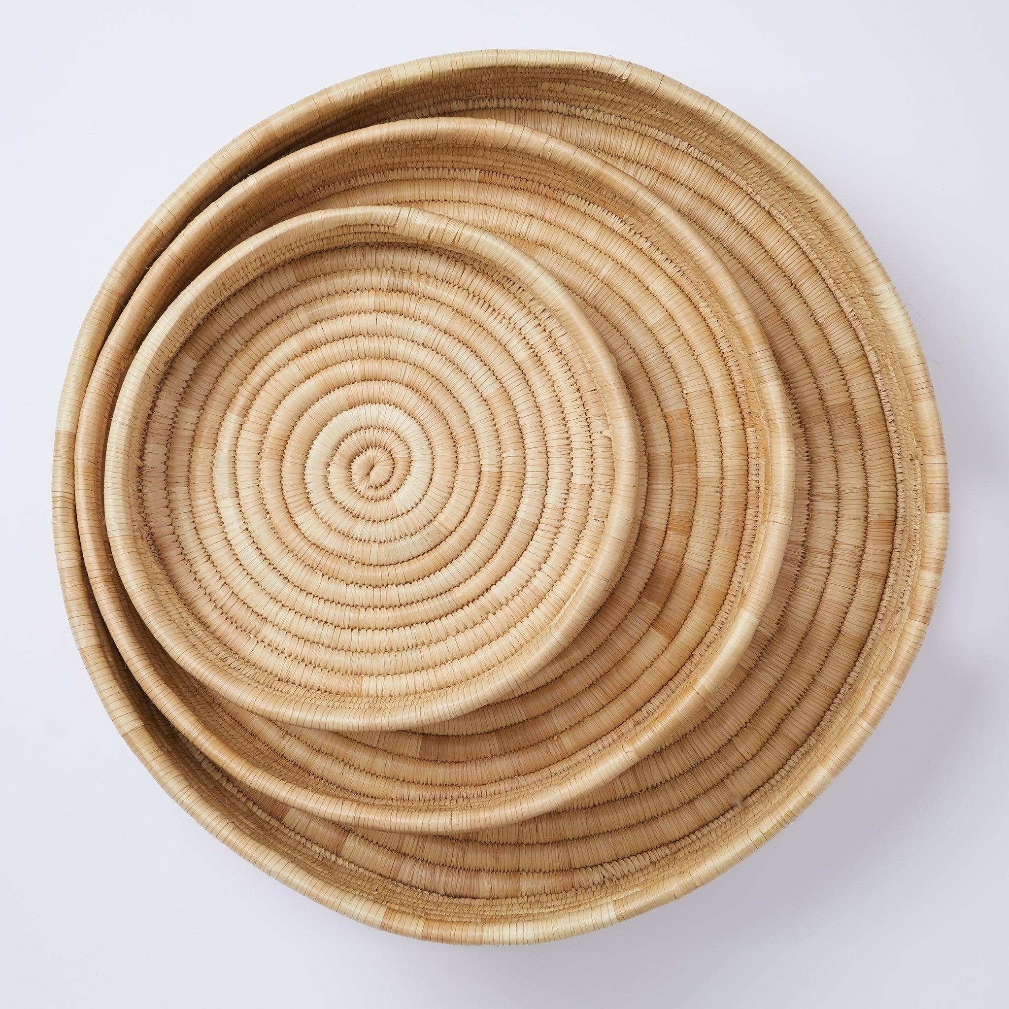 Serve in style with rustic trays woven from palm leaves. Size S, M and L in set.