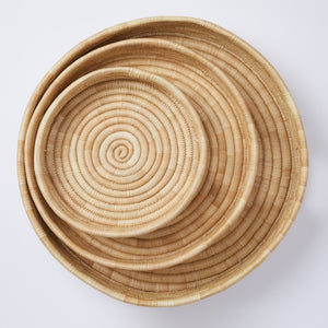 Serve in style with rustic trays woven from palm leaves. Size S, M and L in set.