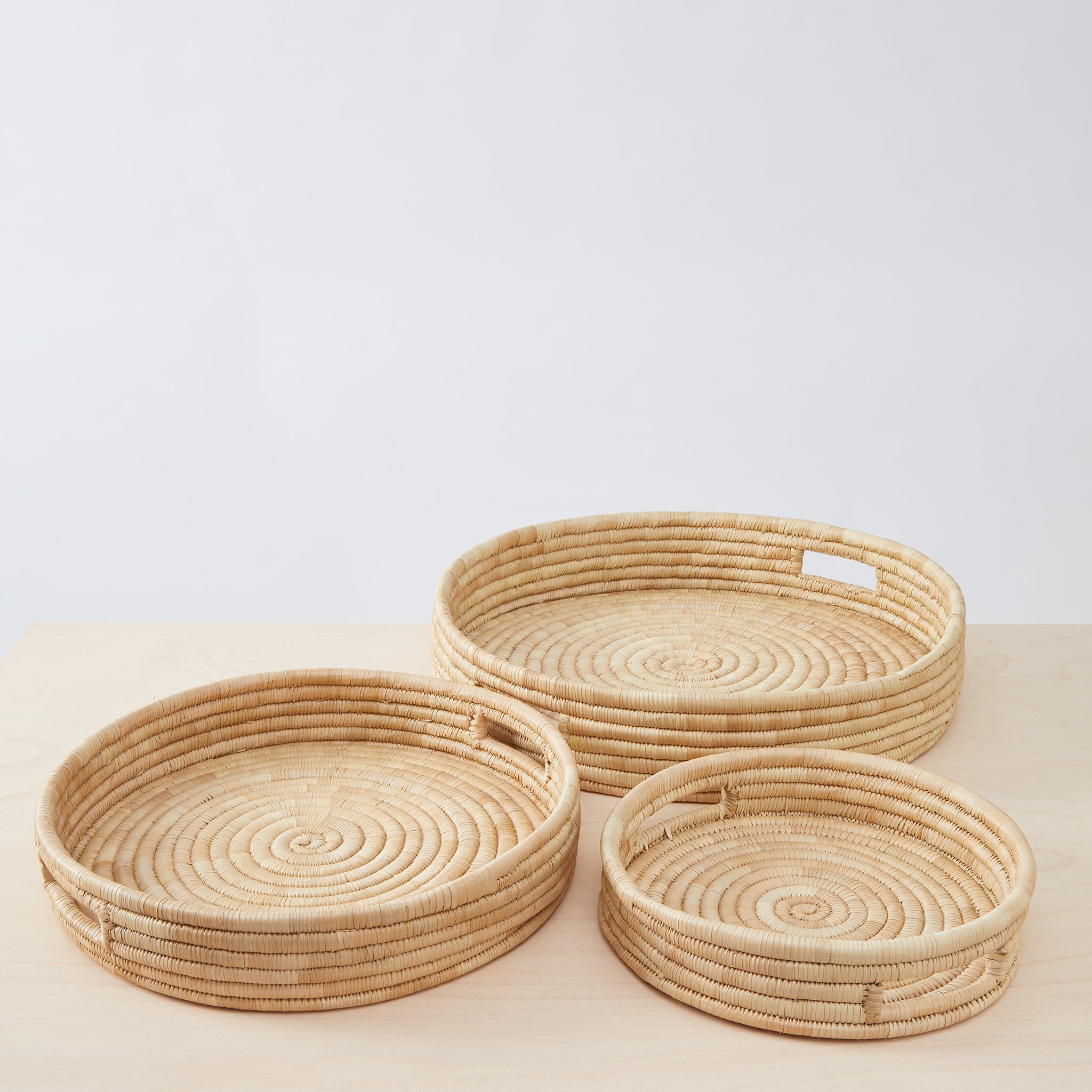 Umi" tray set Serve in style: The minimalist and very stable "Umi" tray is carefully woven from palm leaves. A casual all-rounder for your home.    