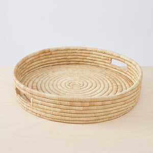 Serve in style: The minimalist and very stable "Umi" tray is carefully woven from palm leaves. A casual all-rounder for your home.  Diameter: 50 cm 