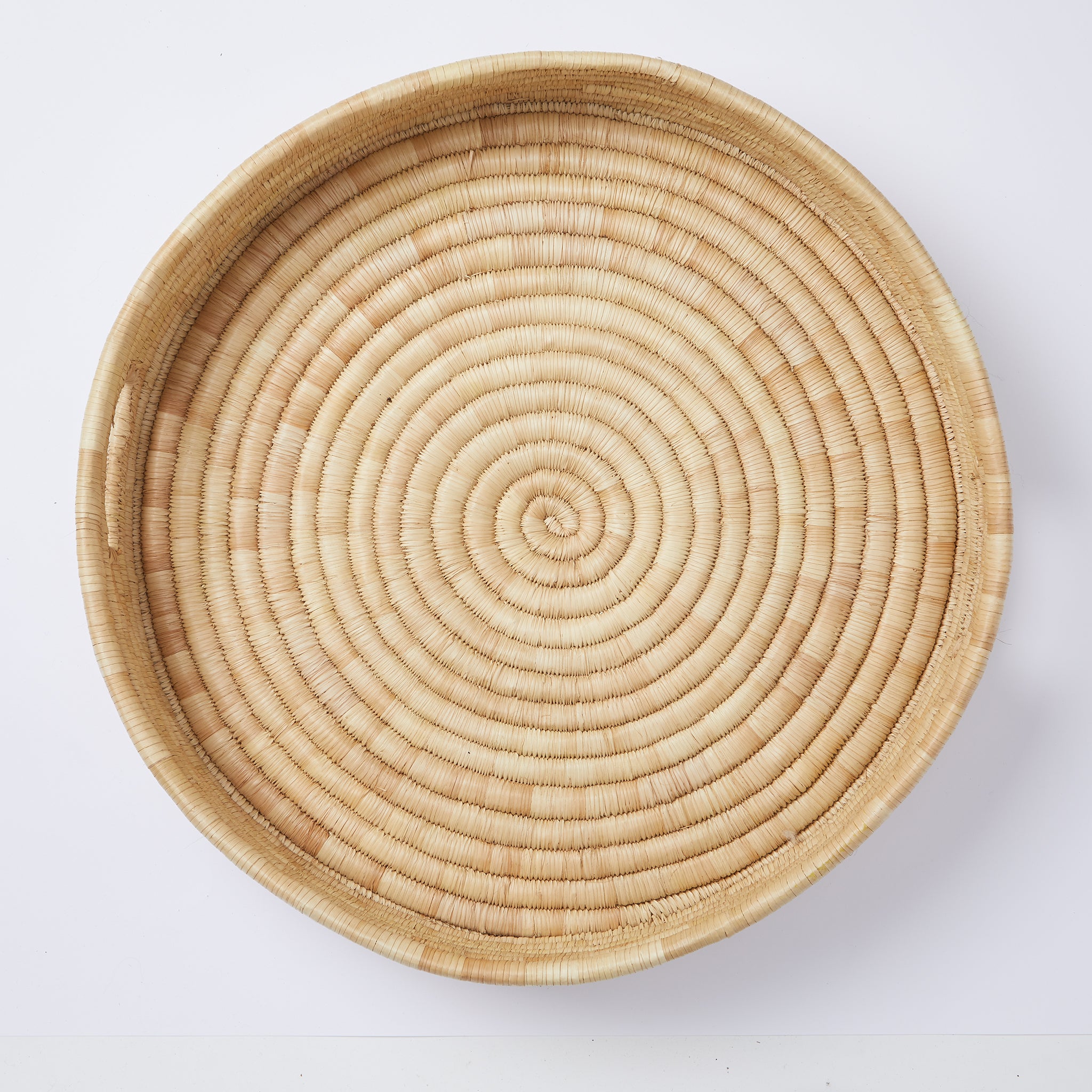 Tray "Umi" Supervision. Serve in style: The minimalist and very stable "Umi" tray is carefully woven from palm leaves. A casual all-rounder for your home.   Diameter: 50 cm Height: 10 cm