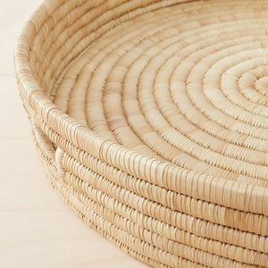 Detail view tray Umi from palm fiber - By Native