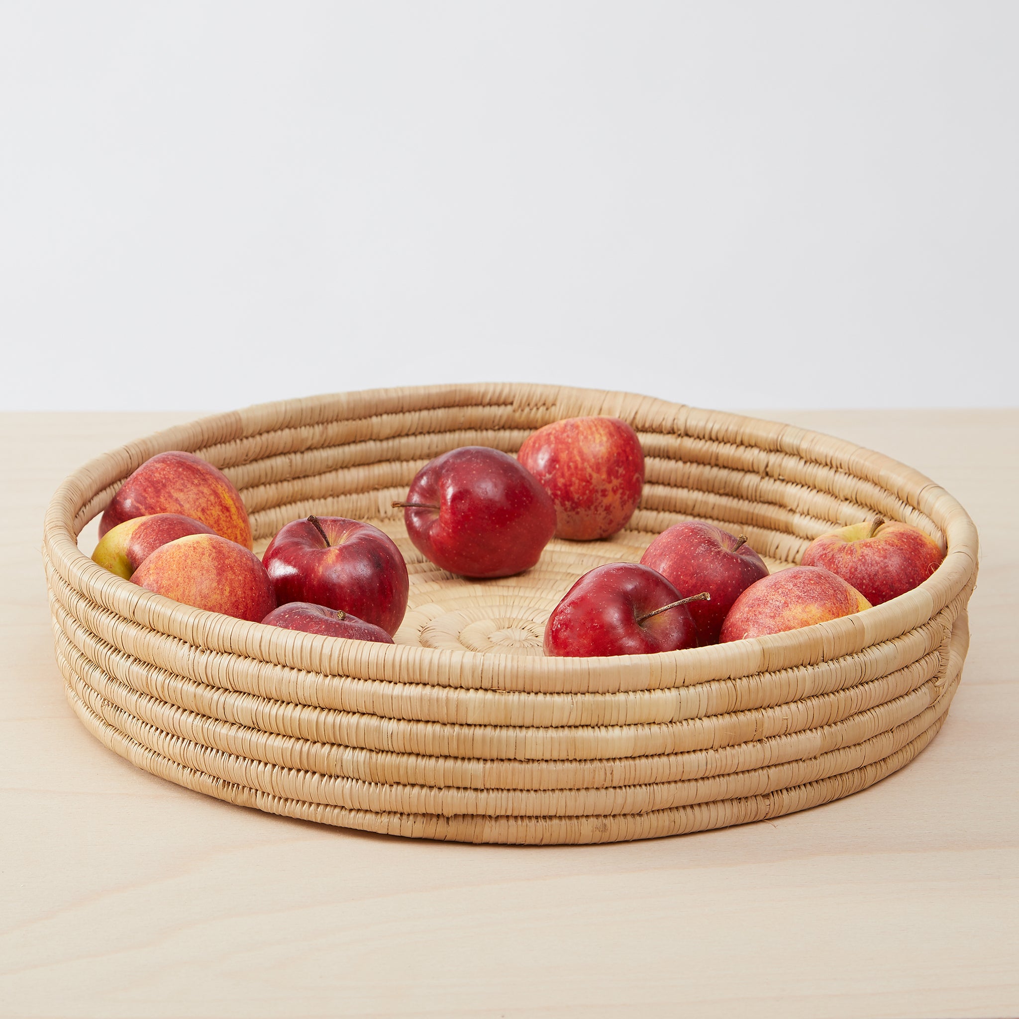 Serve in style: The minimalist and very stable "Umi" tray is carefully woven from palm leaves. A casual all-rounder for your home.    Diameter: 50 cm Height: 10 cm
