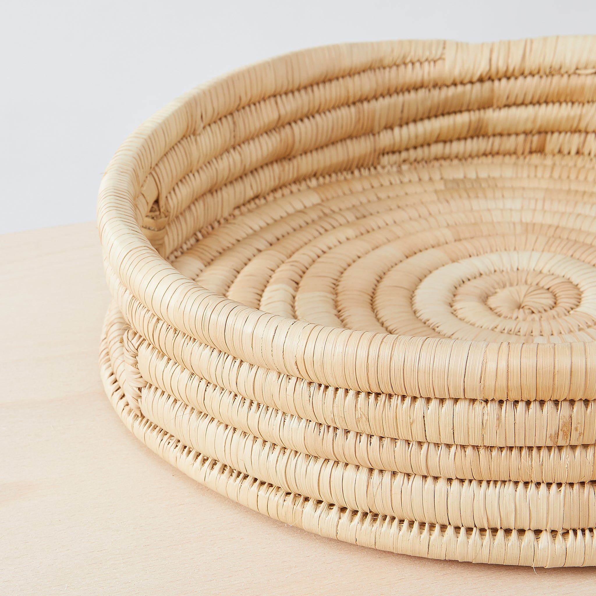 Detail: This rustic tray is carefully woven from palm leaves. Size S.