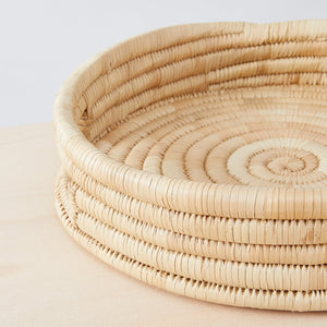 Detail: This rustic tray is carefully woven from palm leaves. Size S.