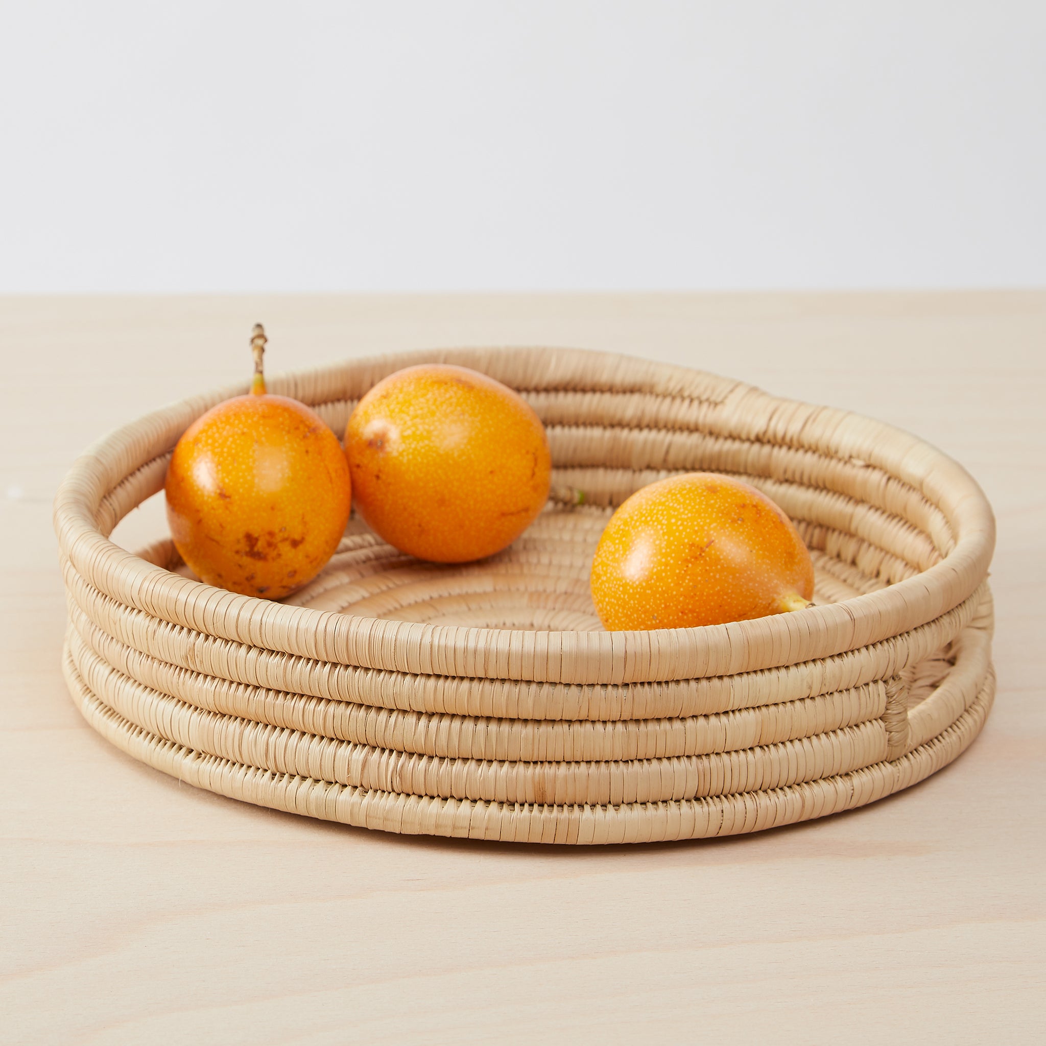 Rustic tray Umi is made of palm leaves in size S.