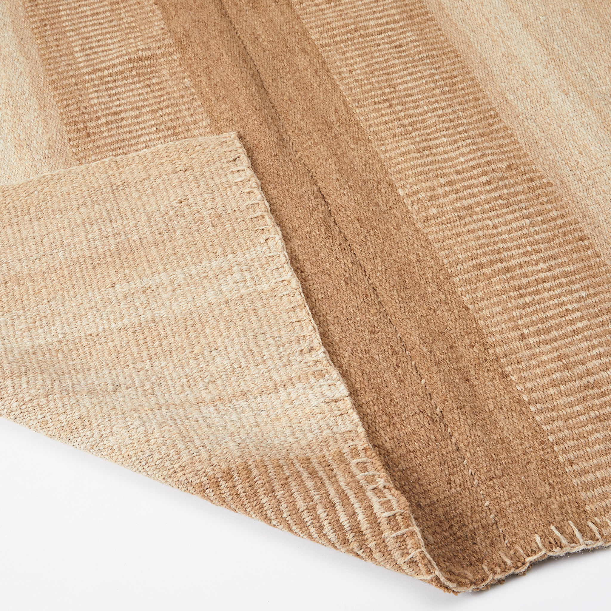 Hand-woven carpet Cuyo. Stylishly rustic, vibrant and intense in pure sheep's wool.