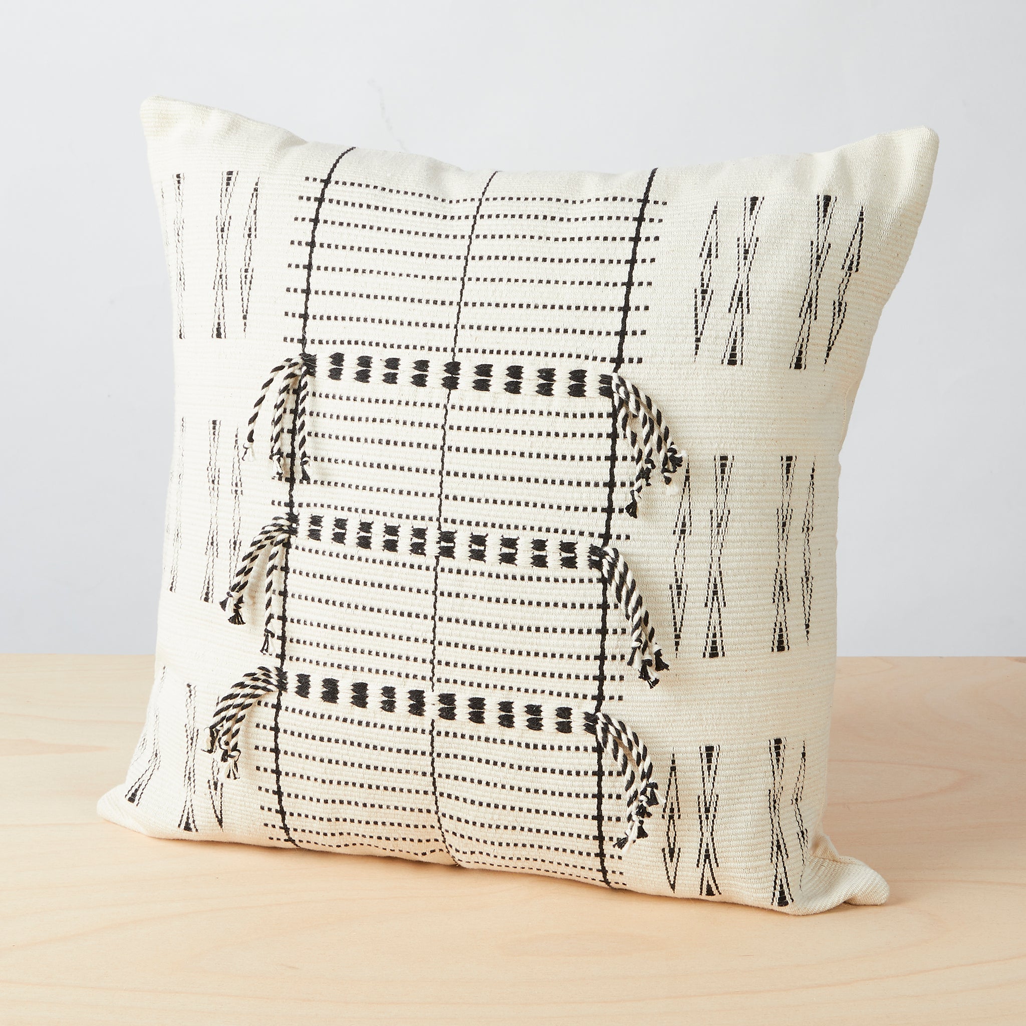 Hand-woven cushion Amongmong - By Native