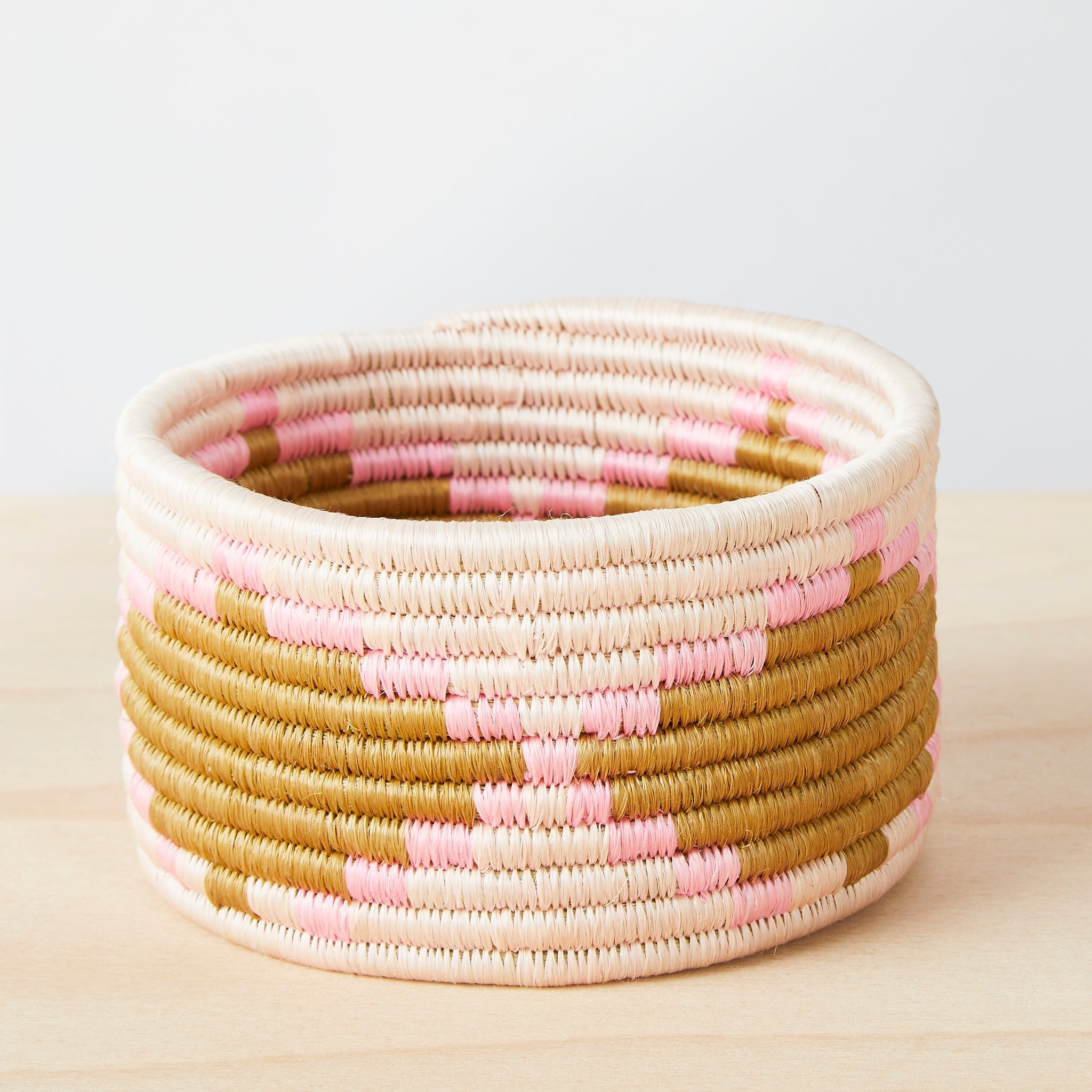 Small basket bowl pink - By Native
